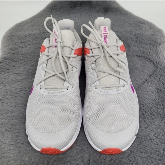 New Nike Legend Essential Women's Training Shoe Size 11 - Picture 2 of 6